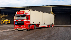 20251019-Tom-Holding-00592